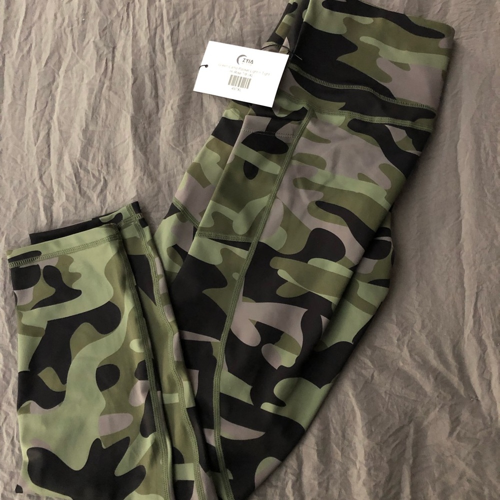 Zyia Camo Light and tight pocket leggings! XL NWT!